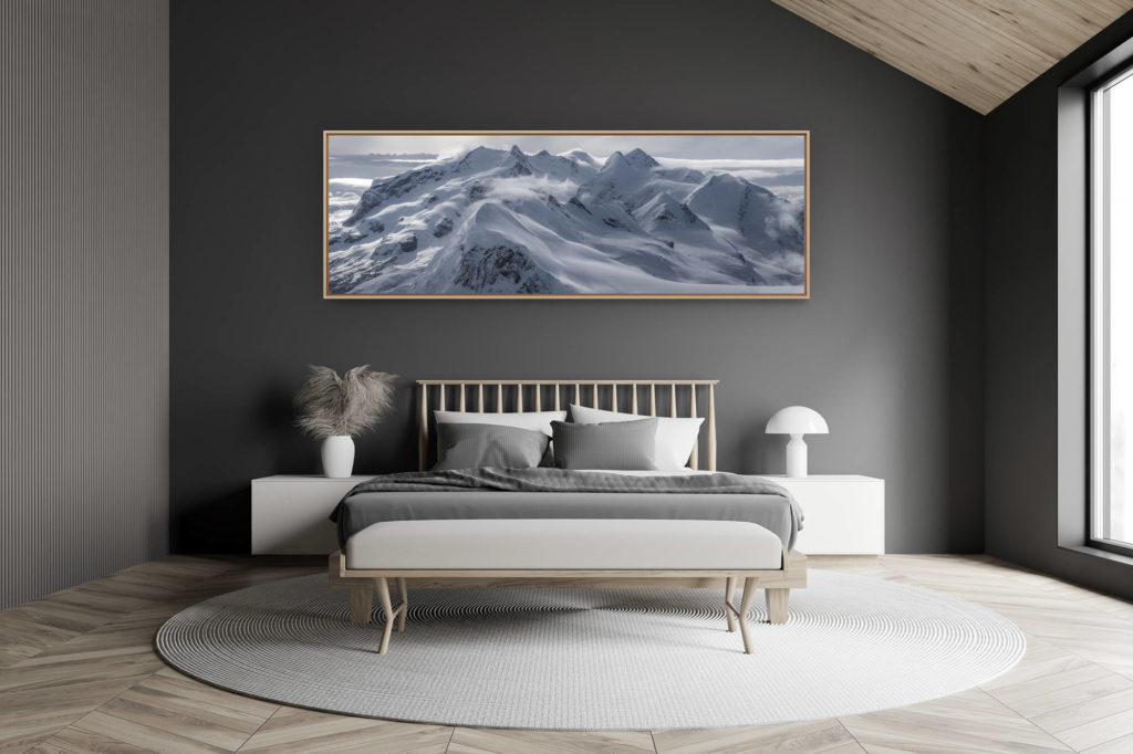 décoration chambre adulte moderne dans petit chalet suisse- photo montagne grand format - Massif du mont rose Monte Rosa - poster panoramique montagne noir et blanc - Breithorn, Castor, Pollux et Lyskamm