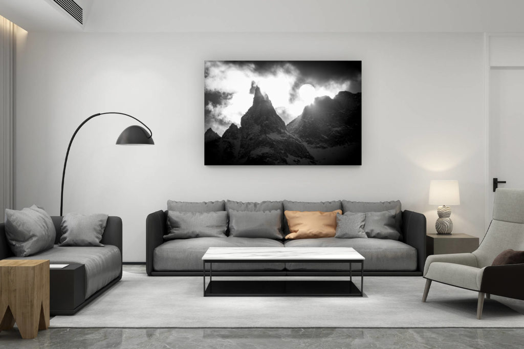 décoration salon contemporain suisse - cadeau amoureux de montagne suisse - Aiguille de la Tsa - image d un paysage de montagne en noir et blanc sous les rayons du soleil avant une tempête de neige