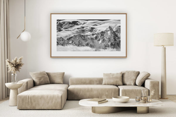 décoration salon clair rénové - photo montagne grand format - Chamonix - Panorama de montagne des massif rocheux et montagneux de l'Aiguille du Midi dans les nuages