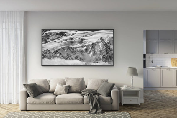 déco salon rénové - tendance photo montagne grand format - Chamonix - Panorama de montagne des massif rocheux et montagneux de l'Aiguille du Midi dans les nuages