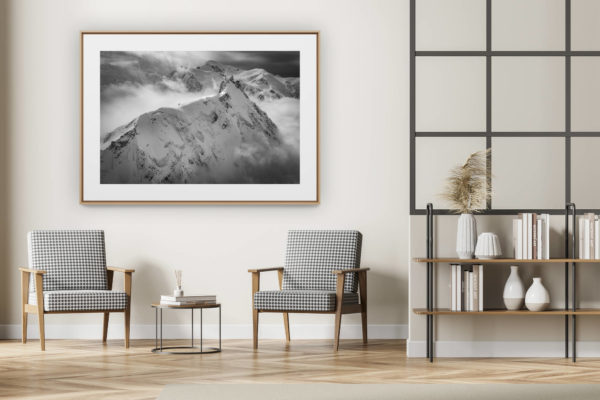 décoration intérieur moderne avec photo de montagne noir et blanc grand format - aiguille du midi - photo mont blanc chamonix - arrête de l'aiguille du midi chamonix - photo artistique chamonix mont blanc - météo nuage à chamonix