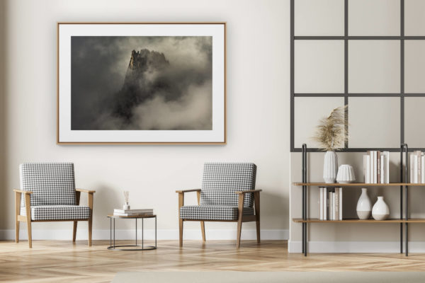 décoration intérieur moderne avec photo de montagne noir et blanc grand format - Photo aiguille du peigne dans les nuages - Mont Blanc