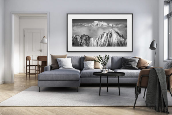 décoration intérieur salon rénové suisse - photo alpes panoramique grand format - Aiguille Verte et Mont-Blanc - Chamonix panoramic mont blanc - Voie normal en noir et blanc