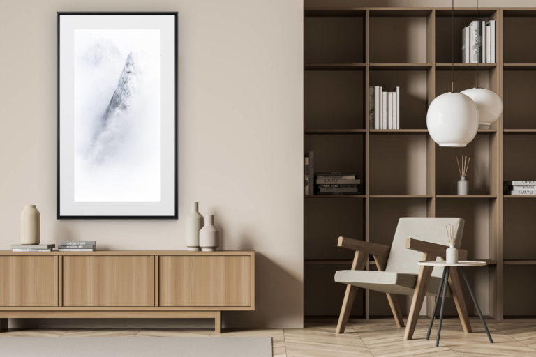 décoration murale verticale dans intérieur moderne bois - photo montagne noir et blanc -