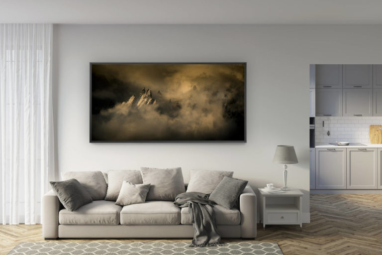 déco salon rénové - tendance photo montagne grand format - Aiguille de Chamonix dans les nuages - Mont-Blanc -