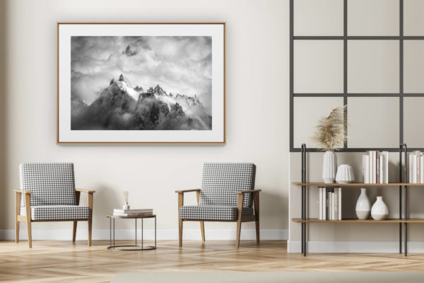 décoration intérieur moderne avec photo de montagne noir et blanc grand format - Aiguilles de chamonix - aiguilles de chamonix panorama dans une mer de nuages et de brume après une tempête en montagne