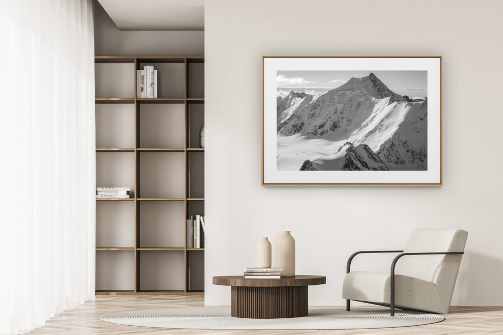 déco tendance salon moderne - photo montagne noir et blanc grand format - Aletschhorn - photo de montagne en neige et Randonneurs dans les Alpes Bernoises en Suisse