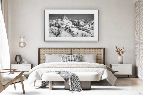 déco chambre chalet suisse rénové - photo panoramique montagne grand format - Aletschhorn et Alpes bernoises noir et blanc - Photo des sommets Alpes et des massif montagneux de Suisse