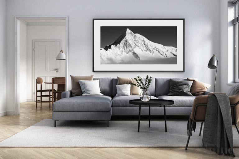 décoration intérieur salon rénové suisse - photo alpes panoramique grand format - Photographie montagne noir et blanc Aletschhorn- Sommet qui sort de la mer de nuages