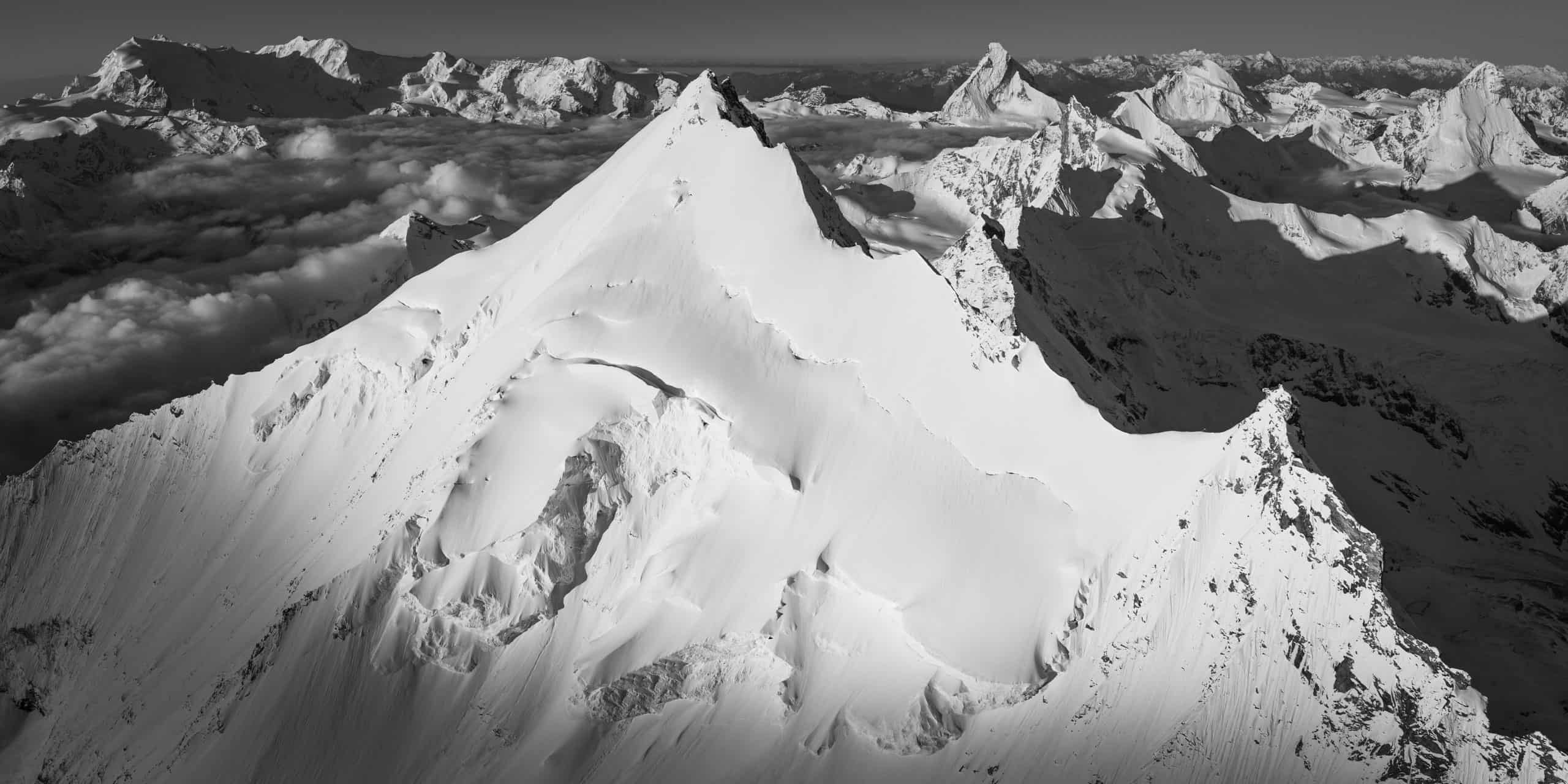 photo panoramique couronne impériale de zinal montagnes dans le val d'anniviers