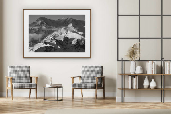 décoration intérieur moderne avec photo de montagne noir et blanc grand format - Brunegghorn - Brunegghorn - Mont Rose-  Zermatt - Photo noir et blanc d'un sommet de montagne sous la neige et le soleil