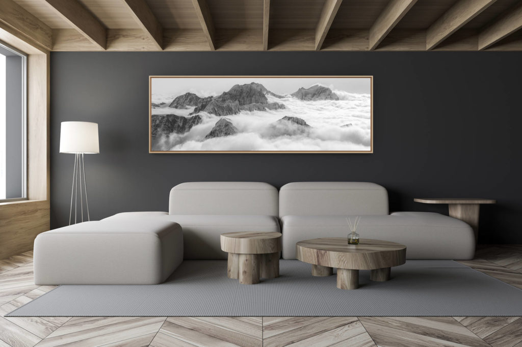 décoration salon chalet moderne - intérieur petit chalet suisse - photo montagne noir et blanc grand format - Image panoramam du Massif de la Bernina avec nuages
