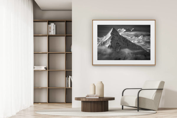 déco tendance salon moderne - photo montagne noir et blanc grand format - Bietschhorn - Photo noir et blanc du sommet du Loetschental et des montagnes de Saas Fee et Crans Montana dans les Alpes en Suisse