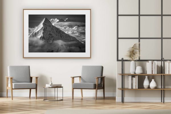 décoration intérieur moderne avec photo de montagne noir et blanc grand format - Bietschhorn - Photo noir et blanc du sommet du Loetschental et des montagnes de Saas Fee et Crans Montana dans les Alpes en Suisse
