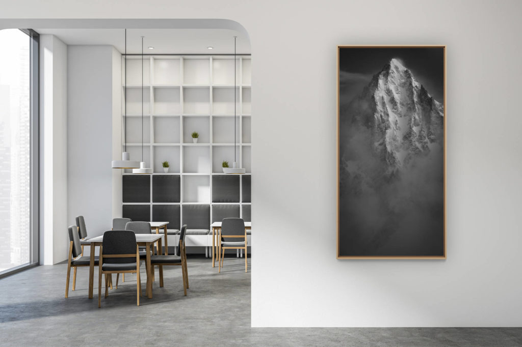 décoration intérieur moderne contemporain - photo de montagne grand format vertical - Bietschhorn - photo de montagne en noir et blanc après une tempête de neige sur les sommets des ALpes