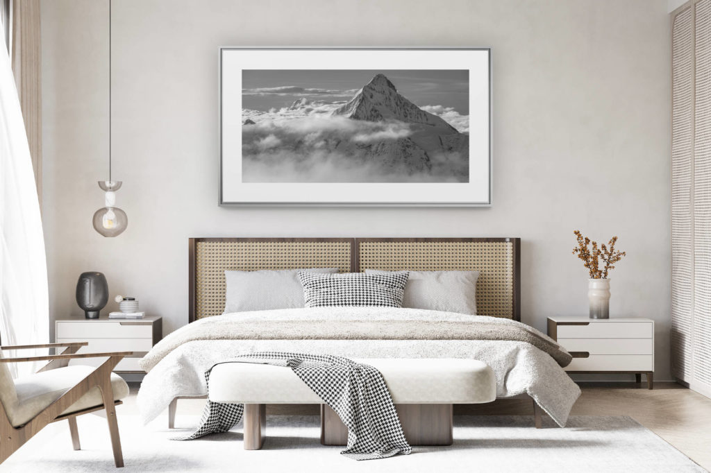 deko zimmer renoviertes schweizer chalet - großformatiges bergpanorama-foto - Bietschhorn- Monte Leone - schwarz-weißes panoramabild einer schweizer berglandschaft