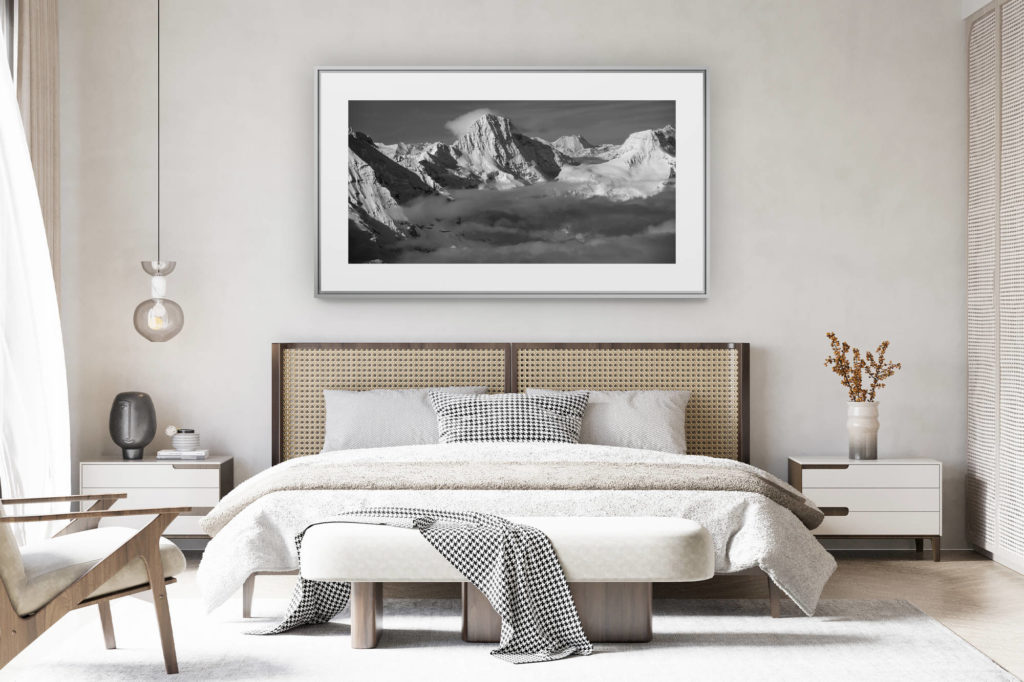 déco chambre chalet suisse rénové - photo panoramique montagne grand format - vue panoramique du sommet de montagne Breithorn et du Mont Blanc en noir et blanc dans une mer de nuages