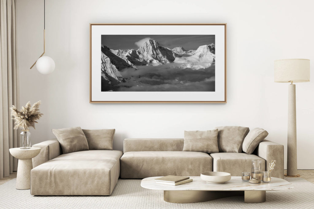 Dekoration renoviertes helles Wohnzimmer - großformatiges Bergfoto - Panoramablick auf den Berggipfel Breithorn und den Mont Blanc in Schwarz-Weiß in einem Wolkenmeer
