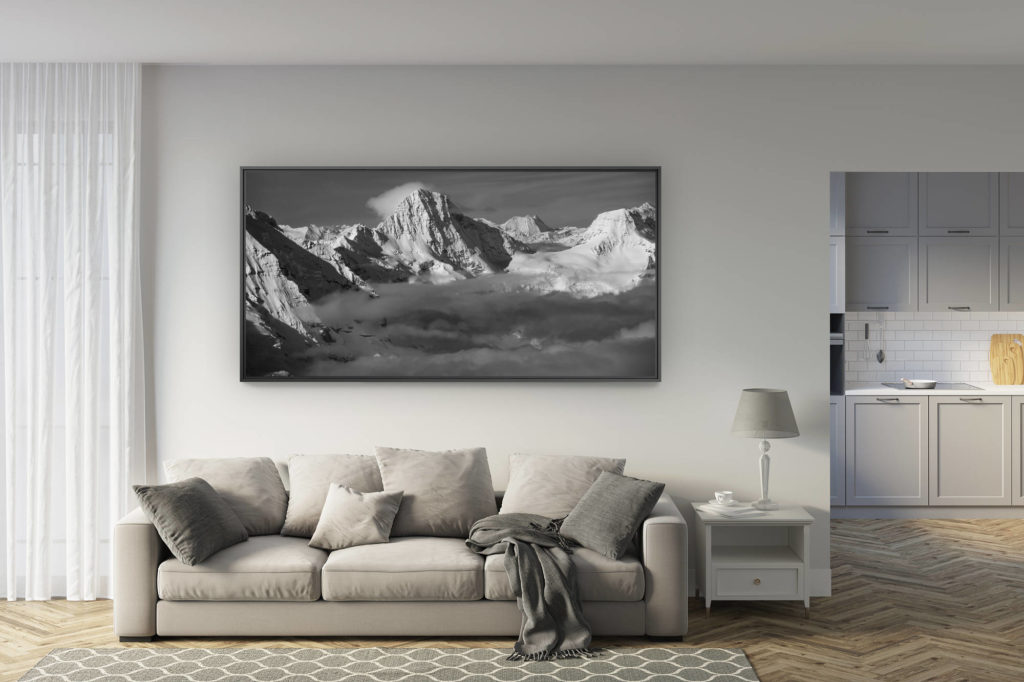 déco salon rénové - tendance photo montagne grand format - vue panoramique du sommet de montagne Breithorn et du Mont Blanc en noir et blanc dans une mer de nuages