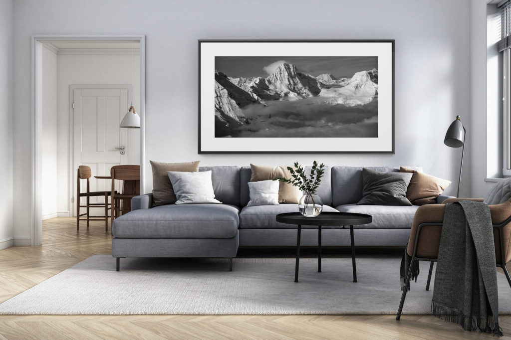 innendekoration renoviertes wohnzimmer schweiz - panoramafoto alpen grossformat - panoramaansicht des berggipfels Breithorn und des Mont Blanc in schwarz-weiss in einem wolkenmeer