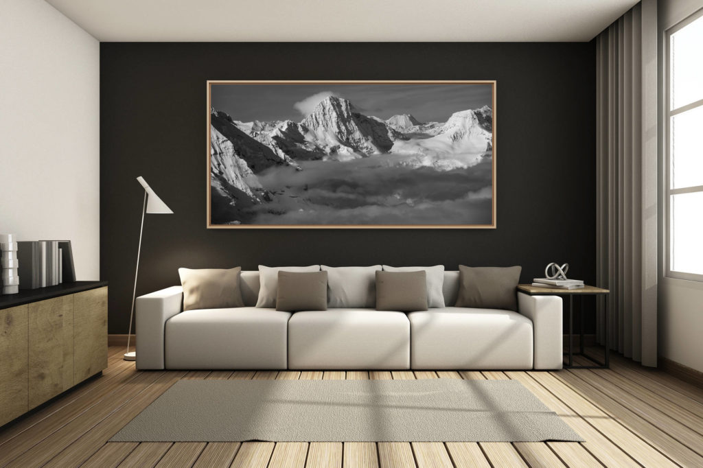 déco salon chalet rénové de montagne - photo montagne grand format -  - vue panoramique du sommet de montagne Breithorn et du Mont Blanc en noir et blanc dans une mer de nuages