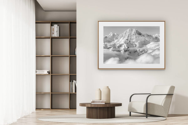 déco tendance salon moderne - photo montagne noir et blanc grand format - Grindelwald - Breithorn - image de montagne noir et blanc avec le sommet du massif montagneux dans une mer de nuage