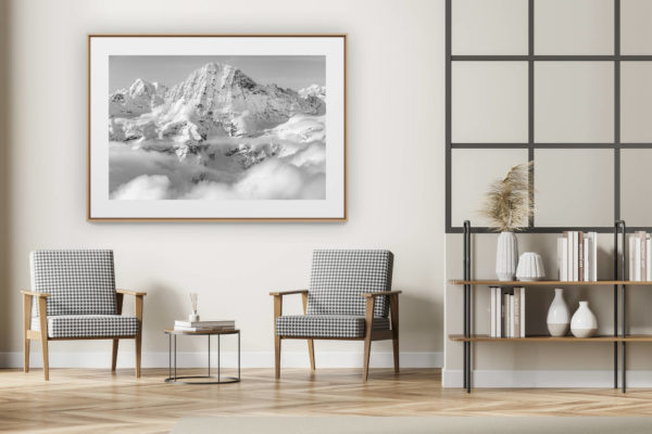 décoration intérieur moderne avec photo de montagne noir et blanc grand format - Grindelwald - Breithorn - image de montagne noir et blanc avec le sommet du massif montagneux dans une mer de nuage