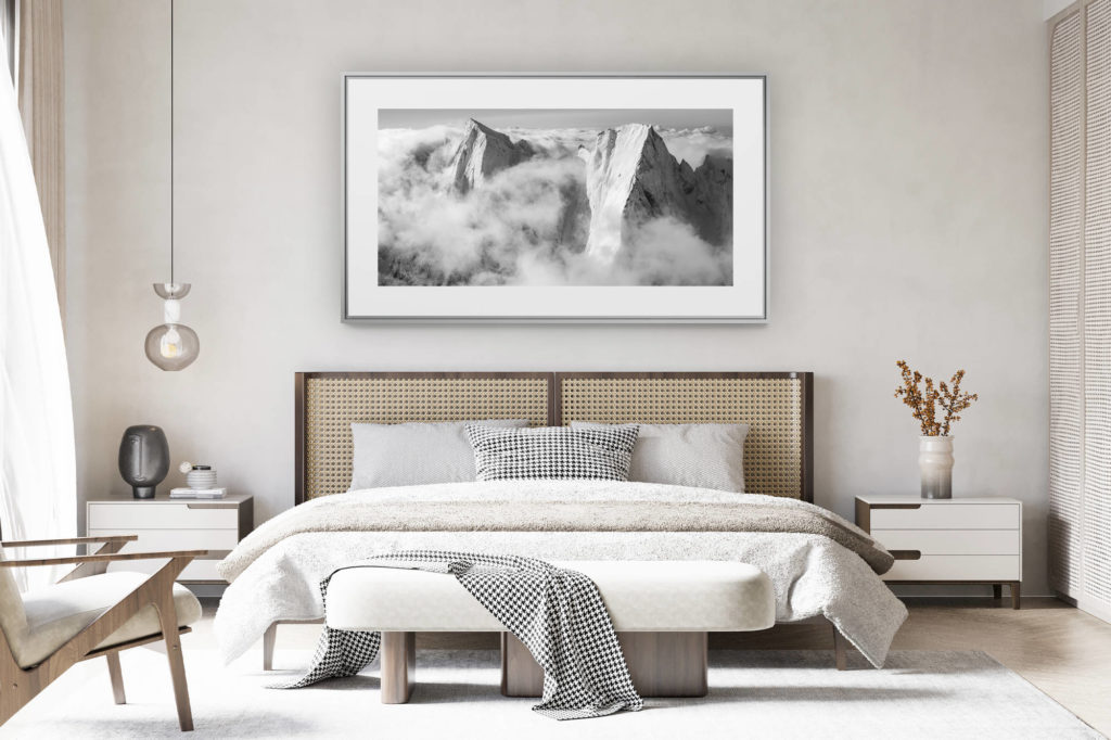 déco chambre chalet suisse rénové - photo panoramique montagne grand format - vue panoramique montagne Cengalo - panorama montagne suisse Badile