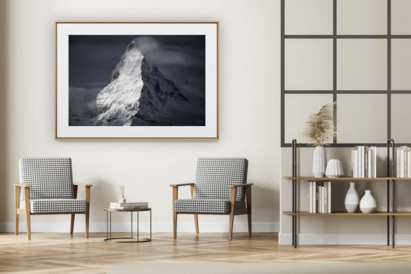 décoration intérieur moderne avec photo de montagne noir et blanc grand format - Mont cervin matterhorn - photo montagne dans une fumée de nuage sous les rayons du soleil -