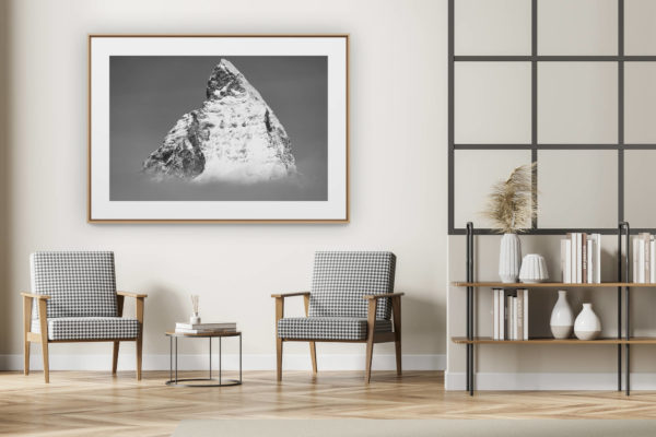 décoration intérieur moderne avec photo de montagne noir et blanc grand format - Pic du sommet de la montagne Mont Cervin en noir et blanc- La plus belle montagne des Alpes Valaisannes en Suisse noir et blanc