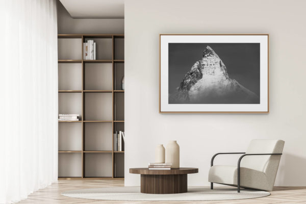 déco tendance salon moderne - photo montagne noir et blanc grand format - Photo Mont Cervin et du pic du sommet de la montagne dans les nuages en noir et blanc- La plus belle montagne des Alpes dans le canton du Valais en Suisse