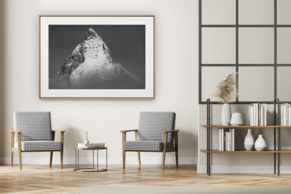 décoration intérieur moderne avec photo de montagne noir et blanc grand format - Photo Mont Cervin et du pic du sommet de la montagne dans les nuages en noir et blanc- La plus belle montagne des Alpes dans le canton du Valais en Suisse