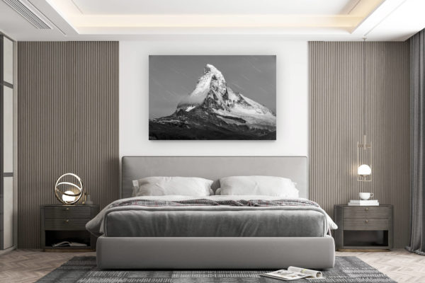décoration murale chambre design - achat photo de montagne grand format - Pluie d'étoiles filantes sur le Mont Cervin  - Photo de montagne la nuit en noir et blanc sur un sommet rocheux  enneigé