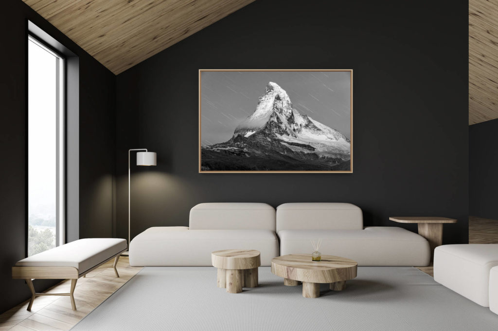 décoration chalet suisse - intérieur chalet suisse - photo montagne grand format - Pluie d'étoiles filantes sur le Mont Cervin  - Photo de montagne la nuit en noir et blanc sur un sommet rocheux  enneigé