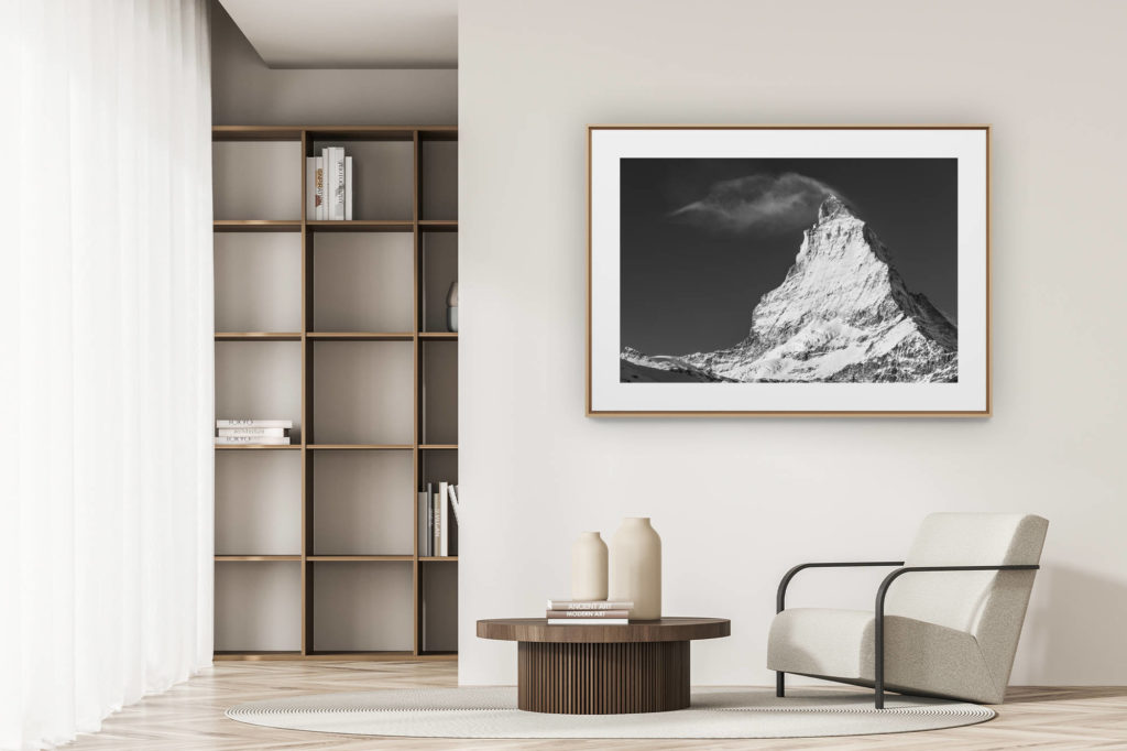 déco tendance salon moderne - photo montagne noir et blanc grand format - Le pic du Mont Cervin - SOmmet de montagne dans les nuages en noir et blanc
