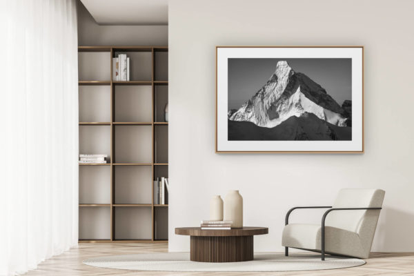 déco tendance salon moderne - photo montagne noir et blanc grand format - Le mont Cervin - image de montagne en neige et massif rocheux de montagne à Crans Montana dans les Alpes du Valais Suisse