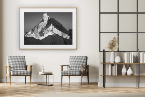 décoration intérieur moderne avec photo de montagne noir et blanc grand format - Le mont Cervin - image de montagne en neige et massif rocheux de montagne à Crans Montana dans les Alpes du Valais Suisse
