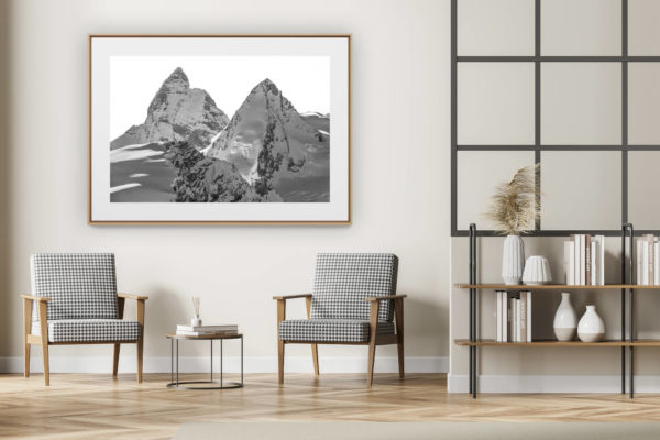 décoration intérieur moderne avec photo de montagne noir et blanc grand format - Mont Cervin et Dent d'Hérens - image des montagnes de Crans Montana Verbier dans les Alpes en Suisse