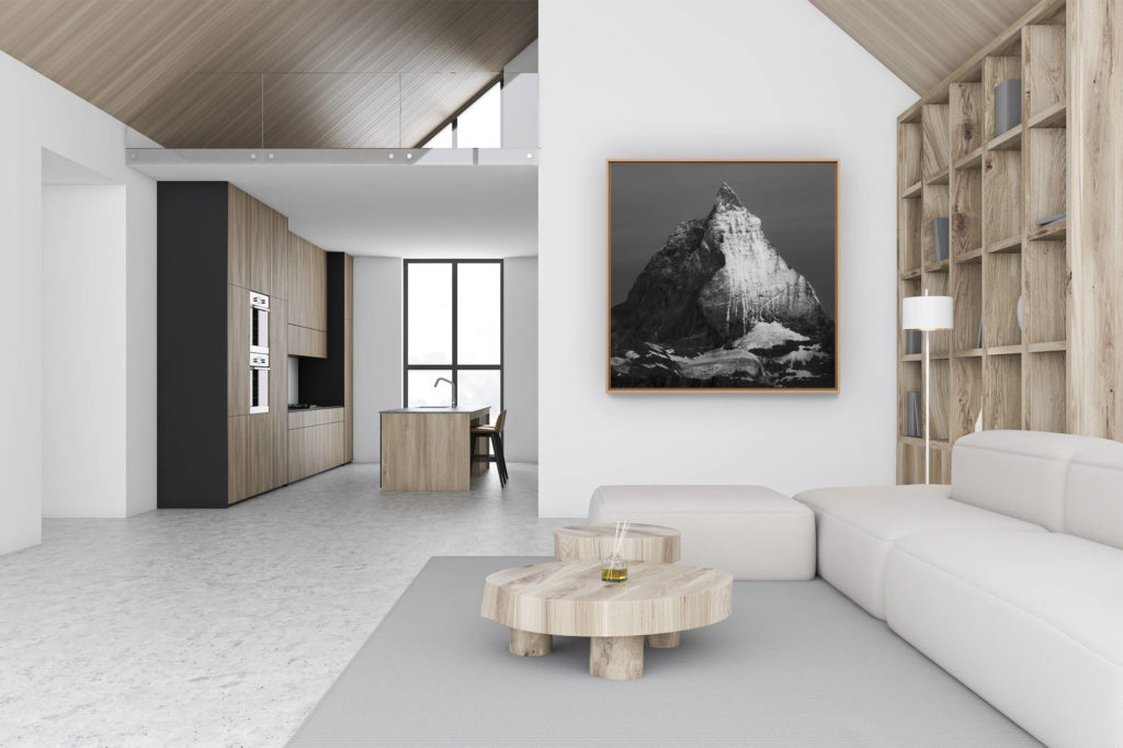 Wanddekoration renoviertes Luxus-Chalet - Schwarz-Weiß-Bergfoto - Foto Matterhorn Ostseite - Schwarz-Weiß-Foto von einem Berggewitter in Zermatt in den Walliser Alpen in der Schweiz