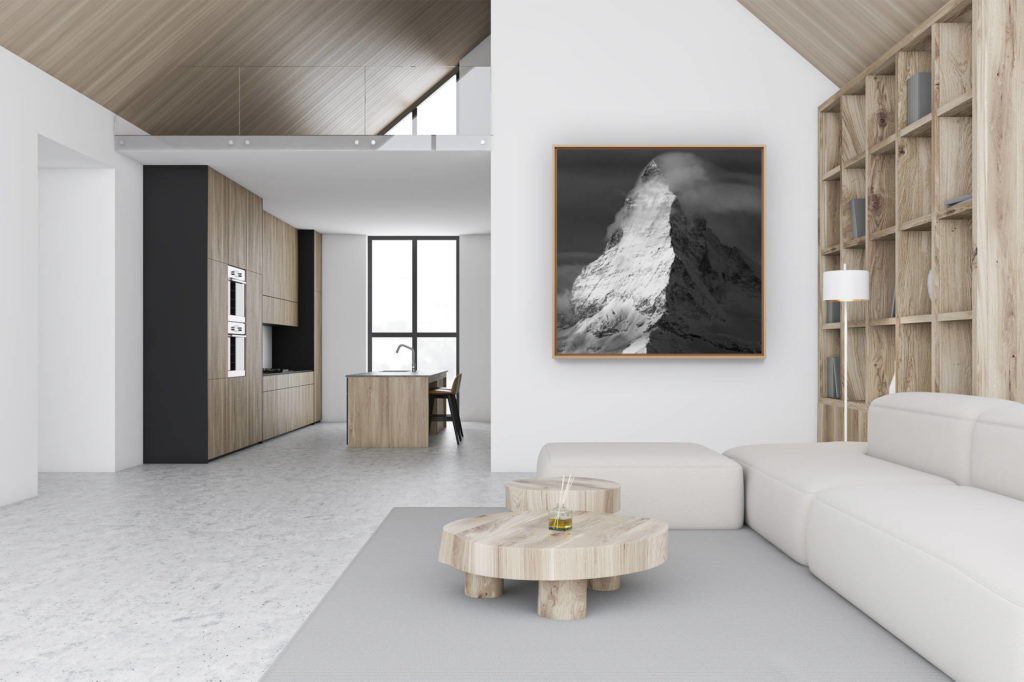décoration murale chalet luxe rénové - photo montagne noir et blanc - Cervin - Matterhorn - Zetmatt - Sommet de montagne rocheuse fumant de nuages dans les Alpes Valaisannes en Suisse