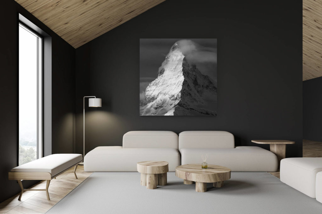 architecte intérieur rénovation chalet suisse - photo montagne grand format - Cervin - Matterhorn - Zetmatt - Sommet de montagne rocheuse fumant de nuages dans les Alpes Valaisannes en Suisse