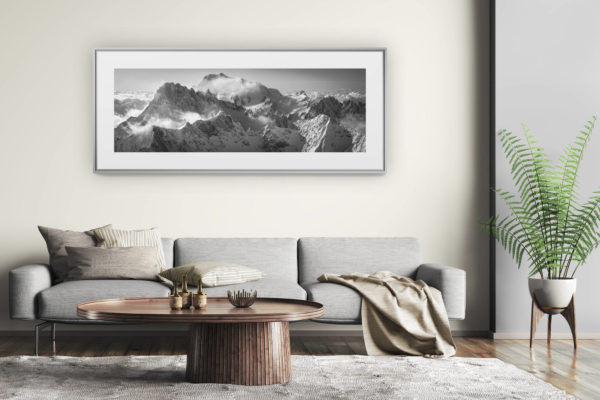 tableau montagne grand format - décoration murale salon moderne - Vue panoramique noir et blanc Chamonix - Photo panoramique du massif du mont blanc en noir et blanc - Grandes Jorasses, la Dent du Géant