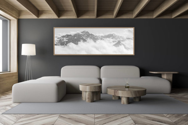décoration salon chalet moderne - intérieur petit chalet suisse - photo montagne noir et blanc grand format - poster panoramique montagnes des Combins, du Mont Vélan et du Catogne