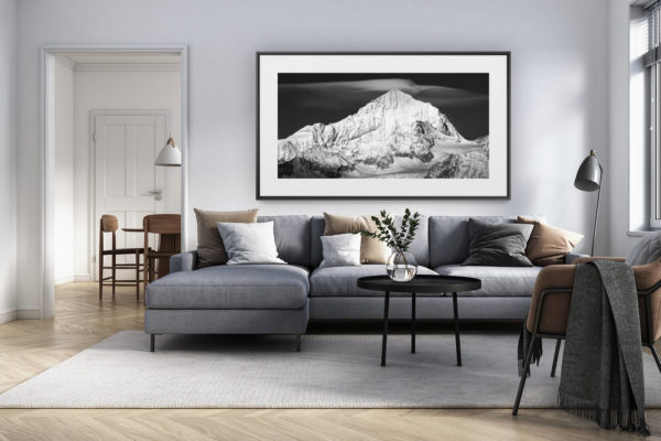 décoration intérieur salon rénové suisse - photo alpes panoramique grand format - Dent Blanche Zermatt dans les nuages - image de montagne a imprimer en noir et blanc