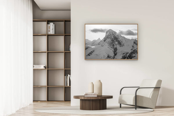 décoration appartement moderne - art déco design - Dent Blanche - Photo noir et blanc du sommet d'un massif de montagne rocheuse et d'un bivouac en montagne dans les Alpes Valaisannes