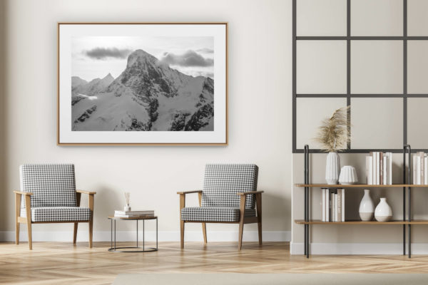 décoration intérieur moderne avec photo de montagne noir et blanc grand format - Dent Blanche - Photo noir et blanc du sommet d'un massif de montagne rocheuse et d'un bivouac en montagne dans les Alpes Valaisannes