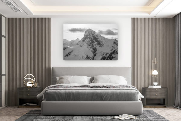 décoration murale chambre design - achat photo de montagne grand format - Dent Blanche - Photo noir et blanc du sommet d'un massif de montagne rocheuse et d'un bivouac en montagne dans les Alpes Valaisannes