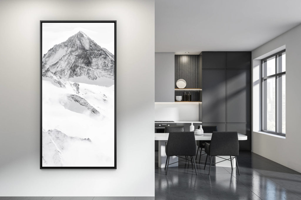 zeitgenössische Küchendekoration - großformatiges Bergfoto in Schwarzweiß - Dent Blanche Val d&#039;H&#039;érens - Einrahmung vertikales Bergpanoramafoto in Schwarzweiß