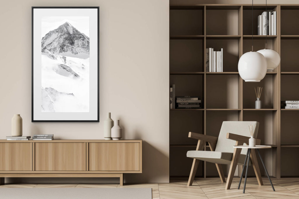 vertikale Wanddekoration in modernem Holzinterieur - Bergfoto schwarz-weiß - Dent Blanche Val d&#039;H&#039;érens - Rahmen vertikales Bergpanorama-Foto in schwarz-weiß