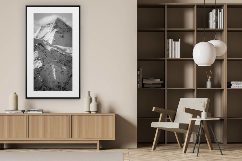 vertikale Wanddekoration in modernem Holzinterieur - Bergfoto schwarz-weiß - Weiße Zähne alpes - Hochgebirgsfoto schwarz-weiß